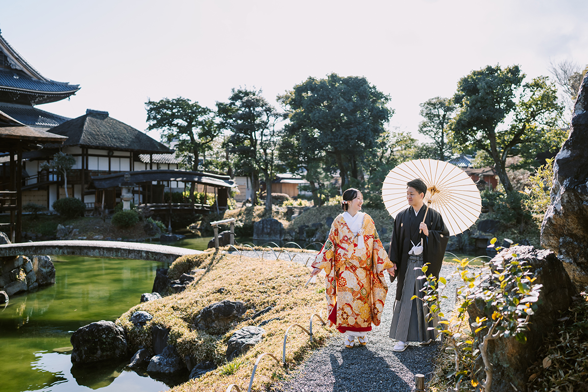 国宝飛雲閣の庭園を歩く新郎新婦