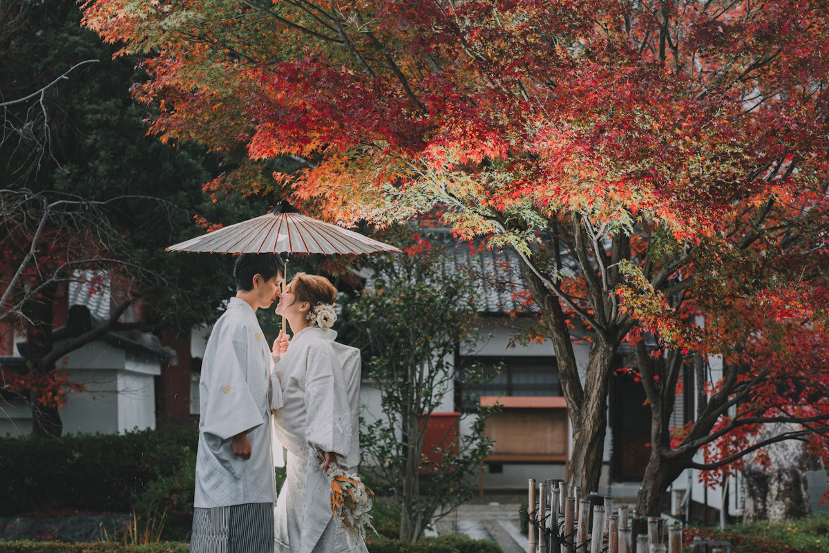萬福寺前撮り「紅葉の下顔を寄せる白無垢と白羽織の二人」