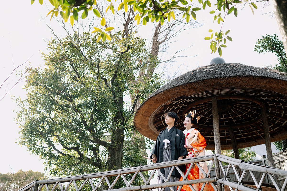 美しい庭園を望む新郎新婦