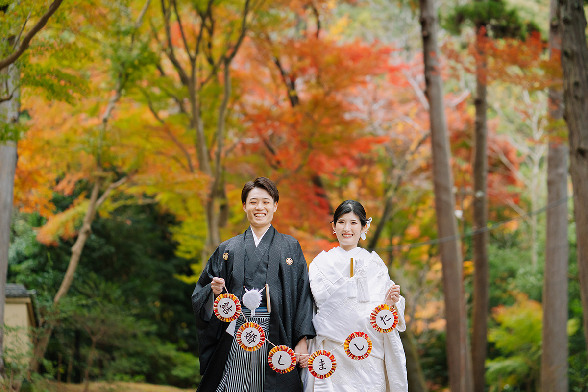 毘沙門堂（京都）で和装前撮り・フォトウェディング「紅葉をバックにガーランドを持つ笑顔の新郎新婦」