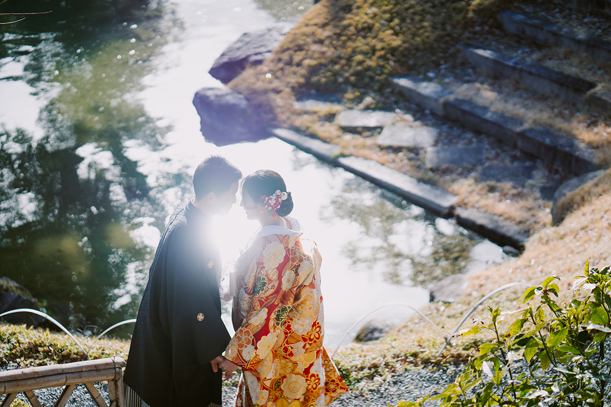 水面に反射する光と新郎新婦