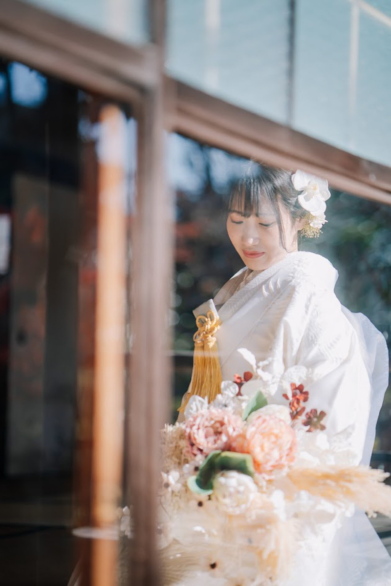 京都和装前撮り・フォトウェディング　のピン写・ソロカット「色とりどりのフラワーブーケを手に」