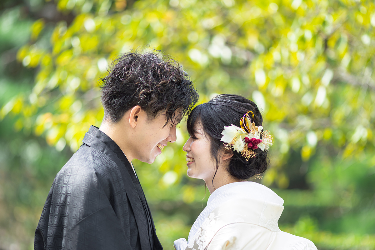 京都・圓光寺前撮り「見つめ合う新郎新婦」