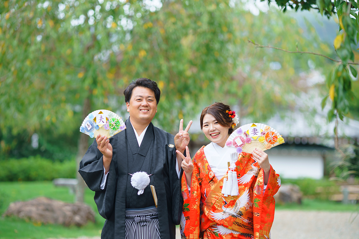 京都・圓光寺前撮り「ピースをするる新郎新婦」