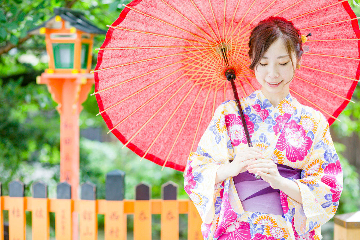 私服のロケーション撮影、京都のエンゲージメントフォト