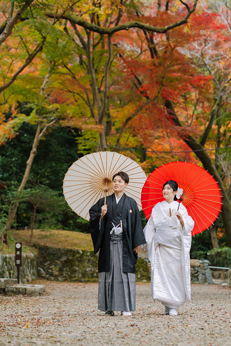 毘沙門堂（京都）で和装前撮り・フォトウェディング「紅葉の下を歩く番傘を持つ新郎新婦」