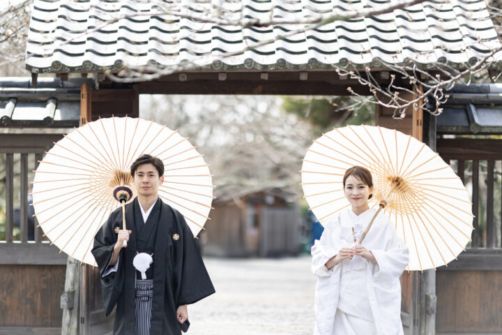 京都前撮りは大覚寺で白い和傘を使ったフォトウェディングが人気