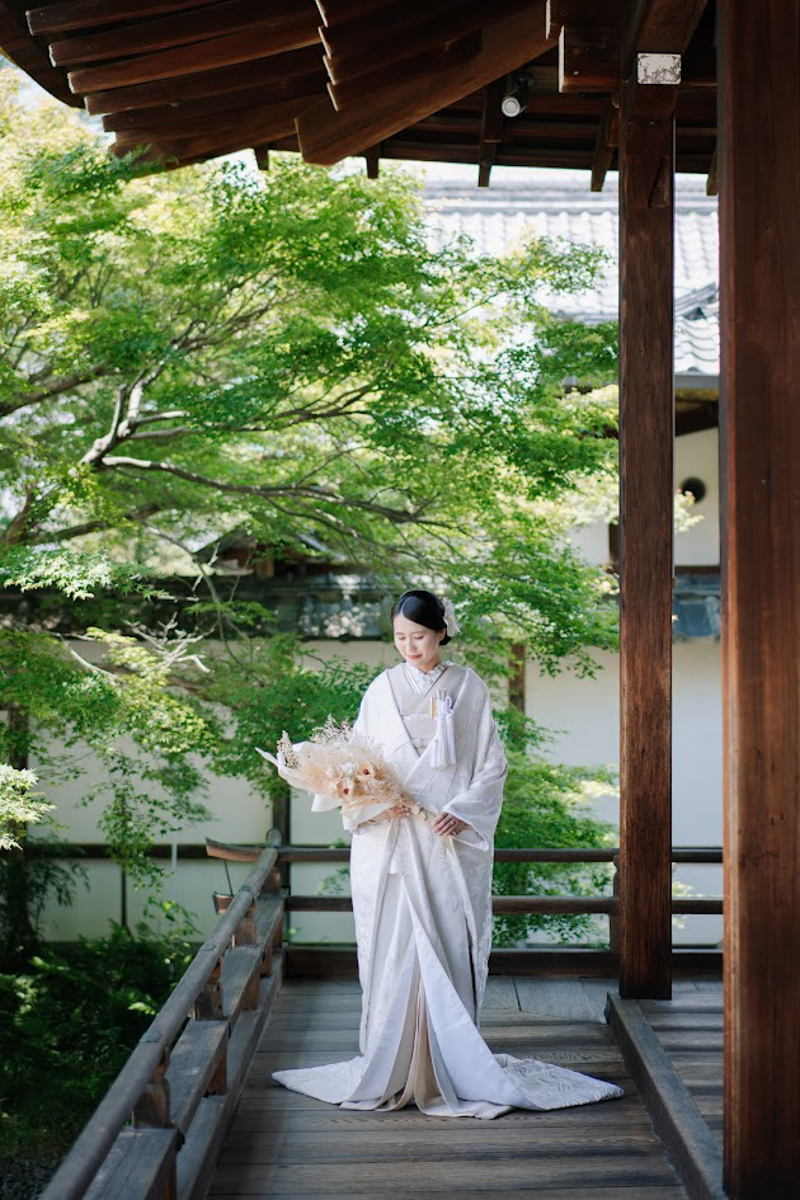 京都和装前撮り・フォトウェディング　のピン写・ソロカット「大覚寺の青もみじを背景に」