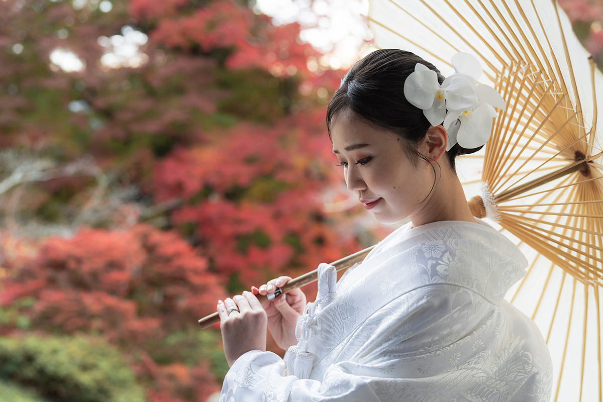 毘沙門堂（京都）で和装前撮り・フォトウェディング「紅葉をバックに番傘を持つ白無垢の新婦ソロショット」