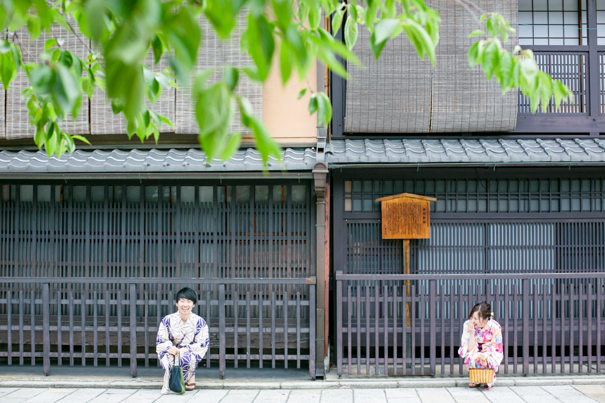 私服のロケーション撮影、京都のエンゲージメントフォト