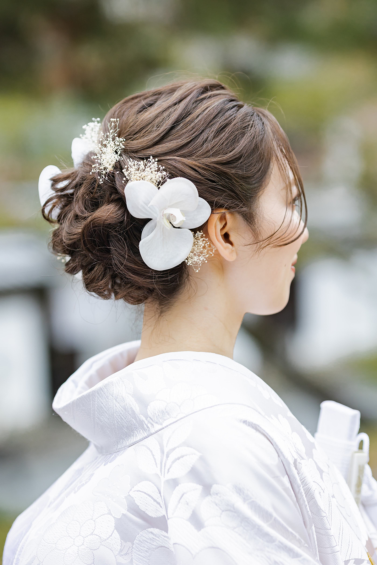 白無垢に胡蝶蘭とかすみ草を合わせたヘアスタイル