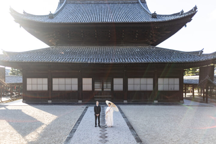 京都前撮りで白無垢とスーツで白い和傘を使ってフォトウェディング