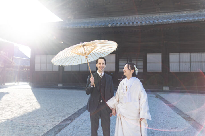 京都前撮りで白無垢とスーツで和傘を使ってフォトウェディング