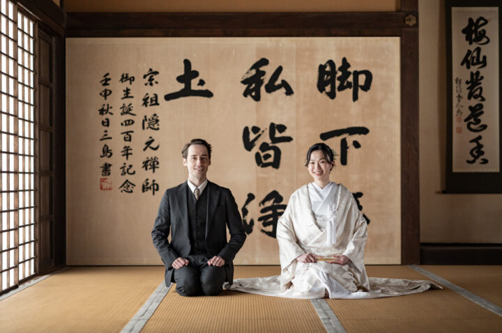 京都の和室で白無垢とスーツでフォトウェディングや前撮りで正座をする