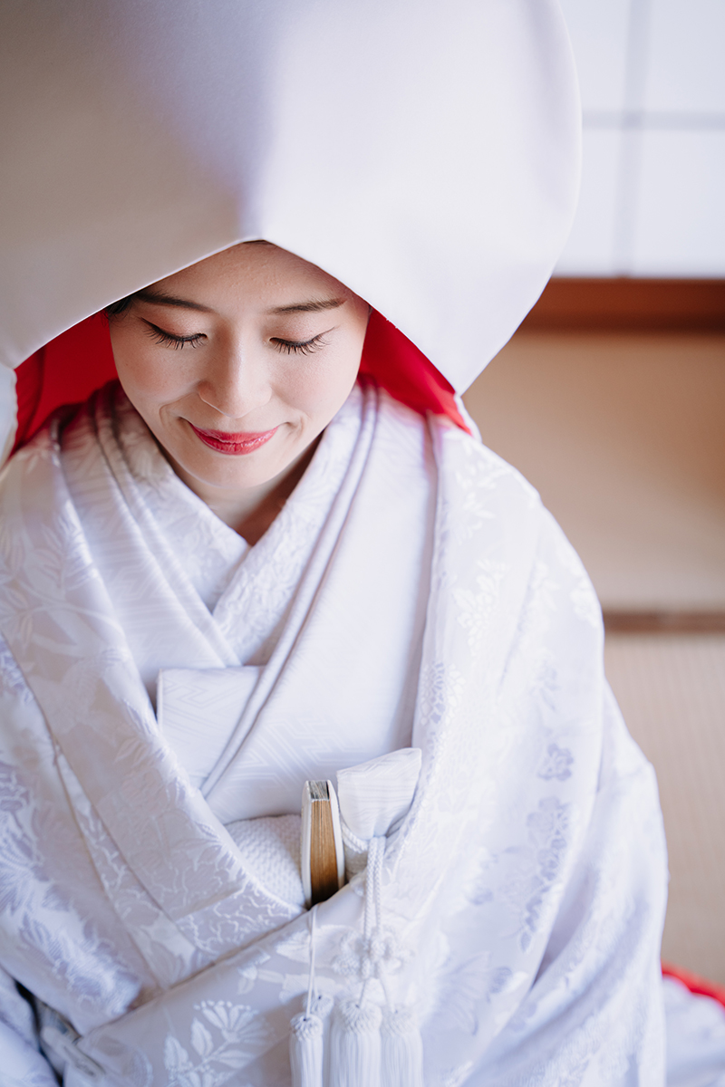 京都で白無垢を着て後撮り「梅宮大社の和室」
