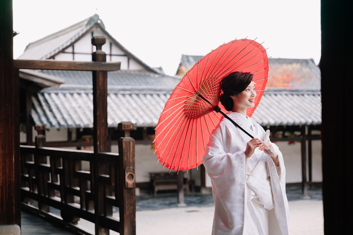 萬福寺前撮り「シックな建物と赤い和傘が白無垢の新婦をより引き立てる」