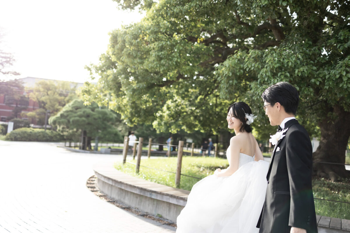 京都大学のキャンパスを楽しそうに歩く新郎新婦