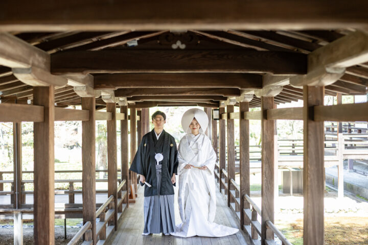 京都の大覚寺前撮りで着物の裾を下ろして撮影