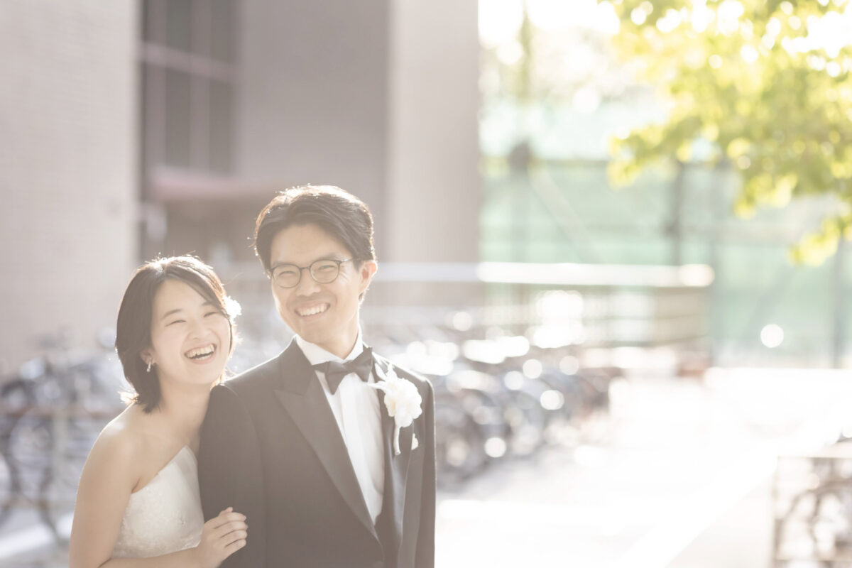 夕暮れの中、笑顔の新郎新婦