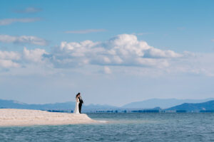 京都前撮り　海　琵琶湖「湖畔で遠くを見つめる」