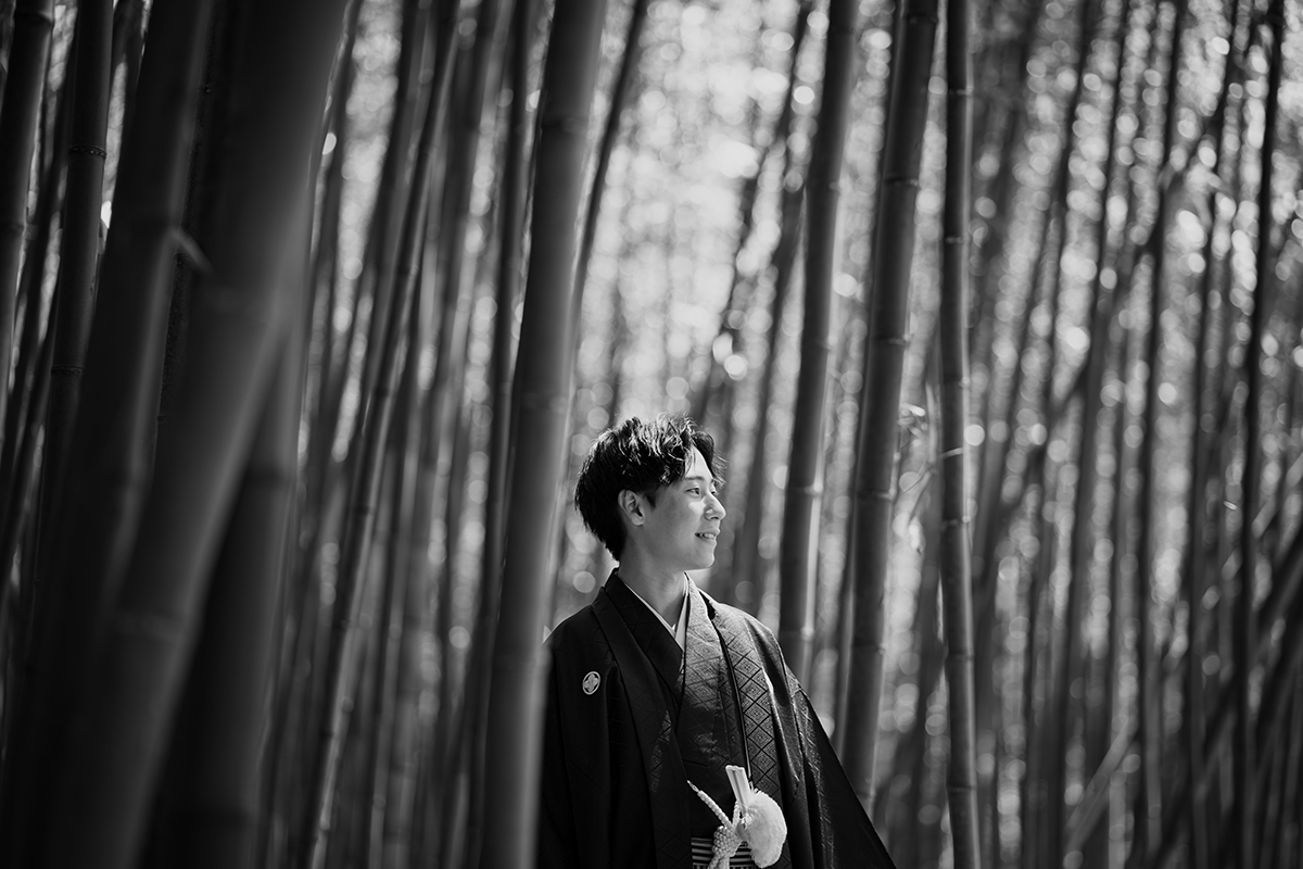 モノクロ京都前撮りとかどうでしょう「竹林と新郎」