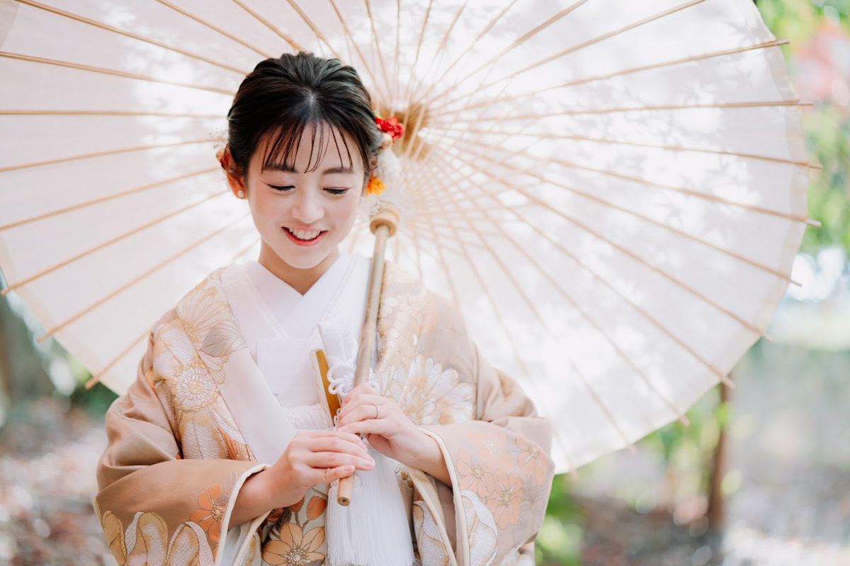 京都和装前撮り・フォトウェディング　のピン写・ソロカット「白和傘に透ける木漏れ日」」