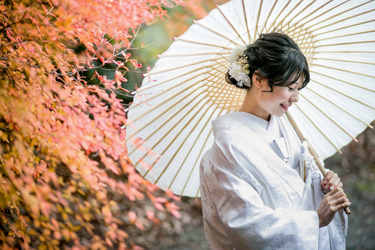 京都和装前撮り・フォトウェディング　のピン写・ソロカット「紅葉と白無垢」