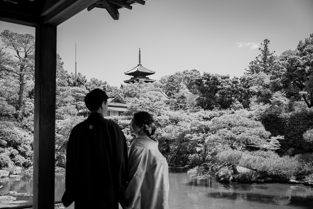 モノクロ京都前撮りとかどうでしょう「お二人越しの五重塔」