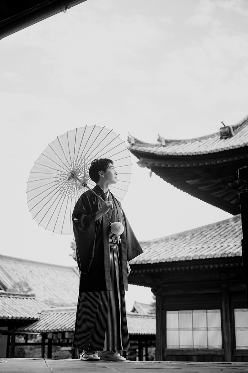 モノクロ京都前撮りとかどうでしょう「新郎様と番傘」