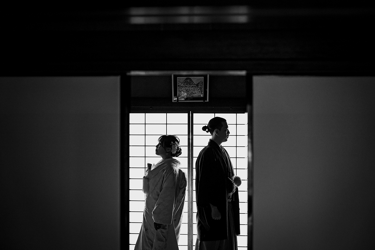 モノクロ京都前撮りとかどうでしょう「シルエットの新郎新婦」