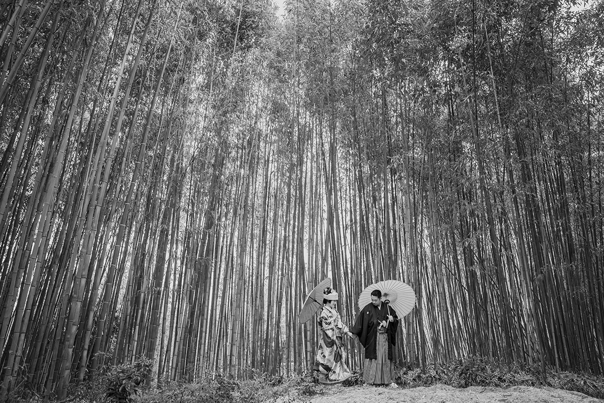 モノクロ京都前撮りとかどうでしょう「竹林を進む新郎新婦」