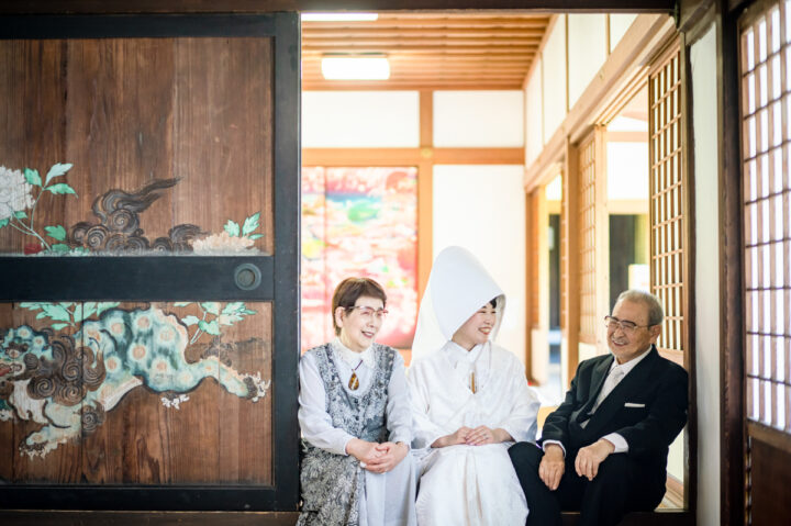和装の前撮りで関西の随心院で白無垢を着て家族と撮影