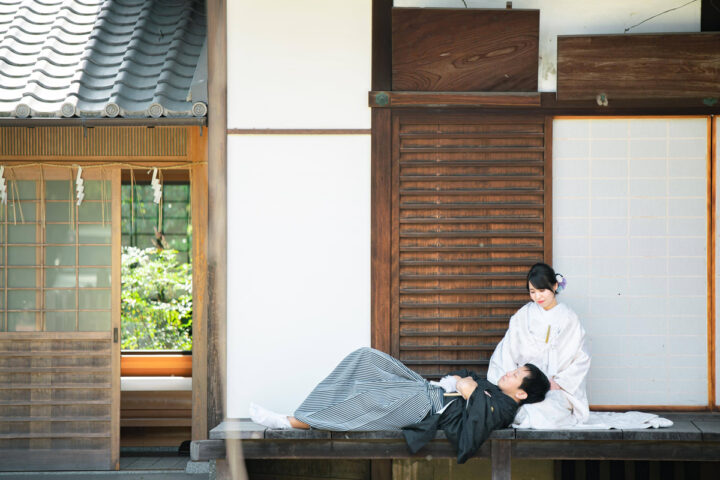 京都・新日吉神宮の縁側で膝枕ショット