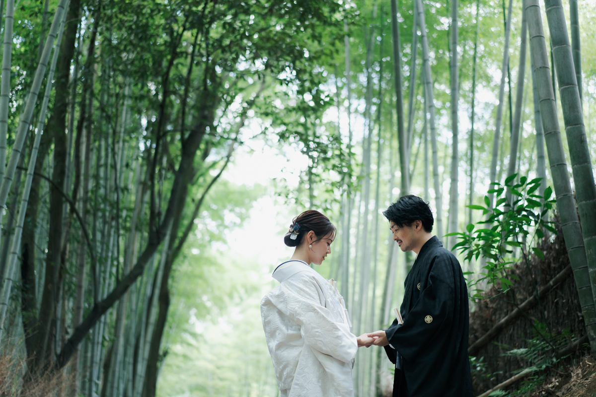 京都嵐山の竹林で和装前撮り「竹林の小径で手を取り合う二人」