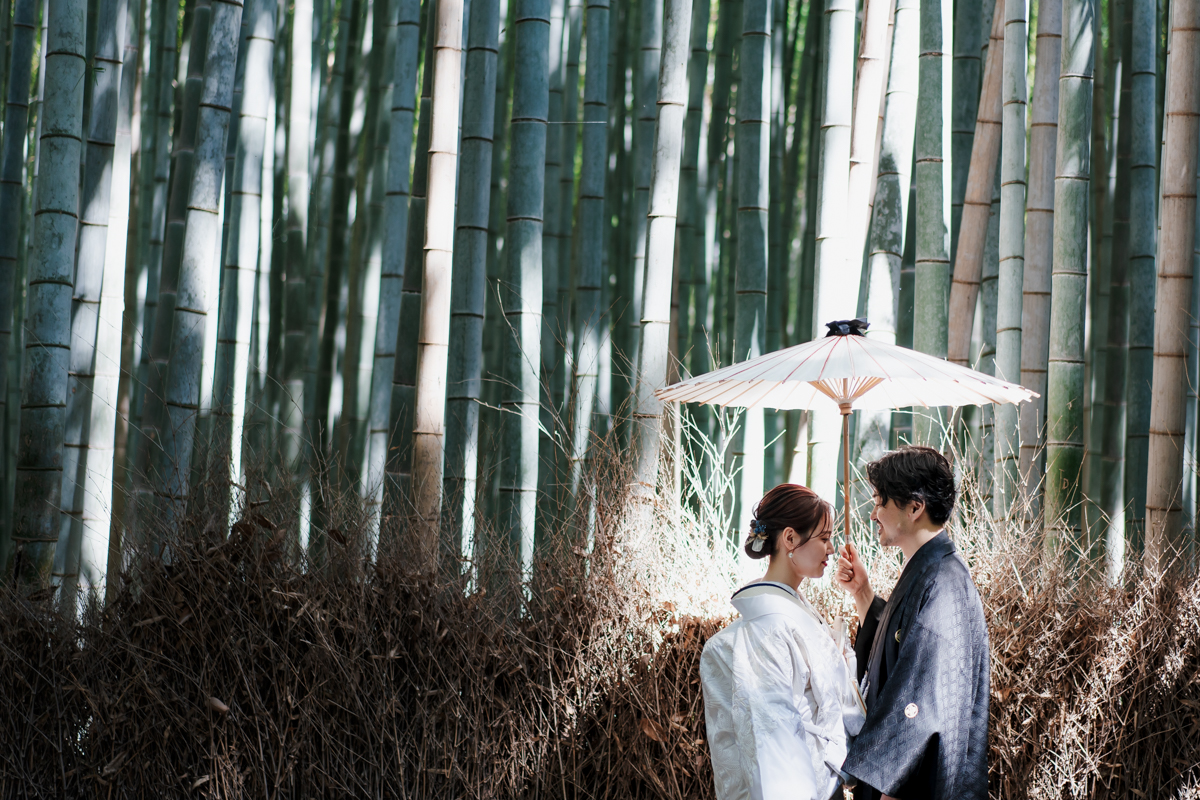 京都嵐山の竹林で和装前撮り「竹の木漏れ日の中で向かい合って」