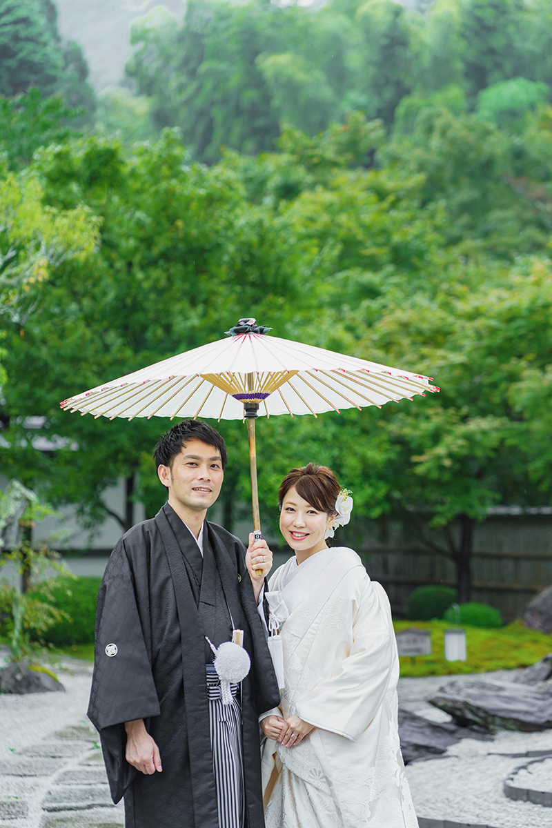 京都・圓光寺前撮り「相合傘の新郎新婦」