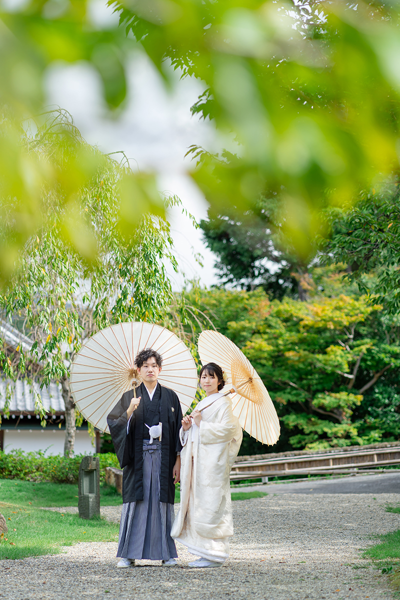 京都・圓光寺で和傘を差して前撮り