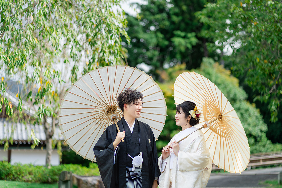 京都・圓光寺前撮り「白の和傘を2本差している2人」