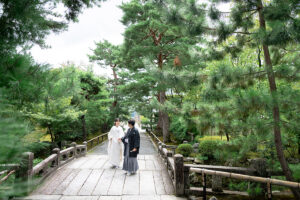 和装前撮りで感じる「和」とは？「松に囲まれた石橋の上をエスコートして歩く二人」