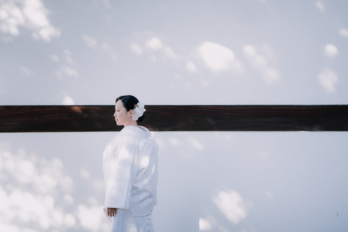 萬福寺前撮り「白無垢の新婦を包む美しい木漏れ日」