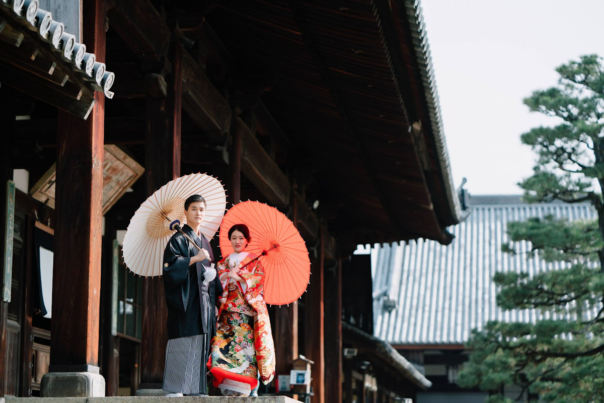 萬福寺前撮り「迫力のある本堂を背に和傘を差し並ぶ二人」