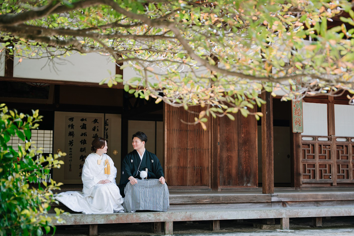 萬福寺前撮り「縁側で新緑を眺め談笑する二人」