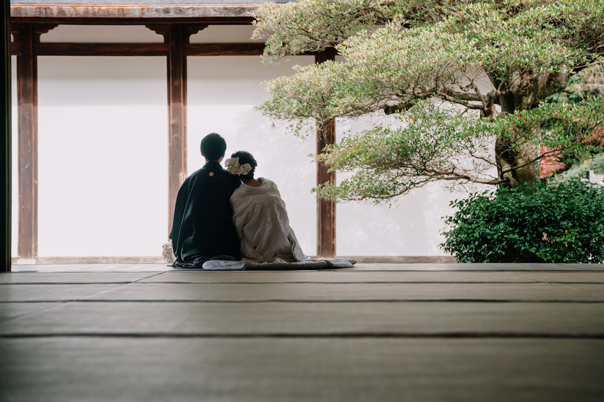 萬福寺前撮り「縁側に二人腰掛け、新郎の肩に頭を預ける新婦」