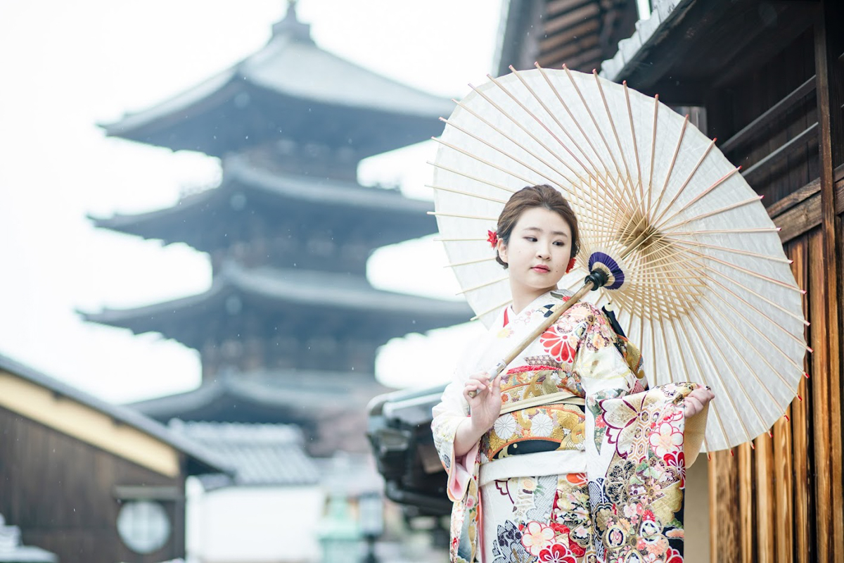 京都和装前撮り・フォトウェディング　のピン写・ソロカット「祇園八坂　五重塔を背景に立つ新婦」