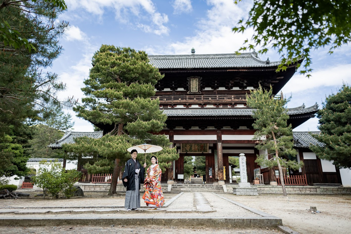 萬福寺前撮り「大きな楼門を背に相合傘で佇む二人」