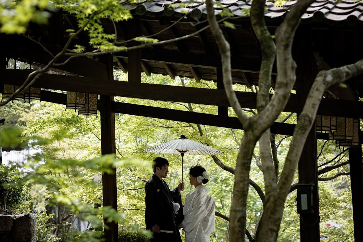 萬福寺前撮り「鮮やかな青もみじに囲まれ向かい合う二人」