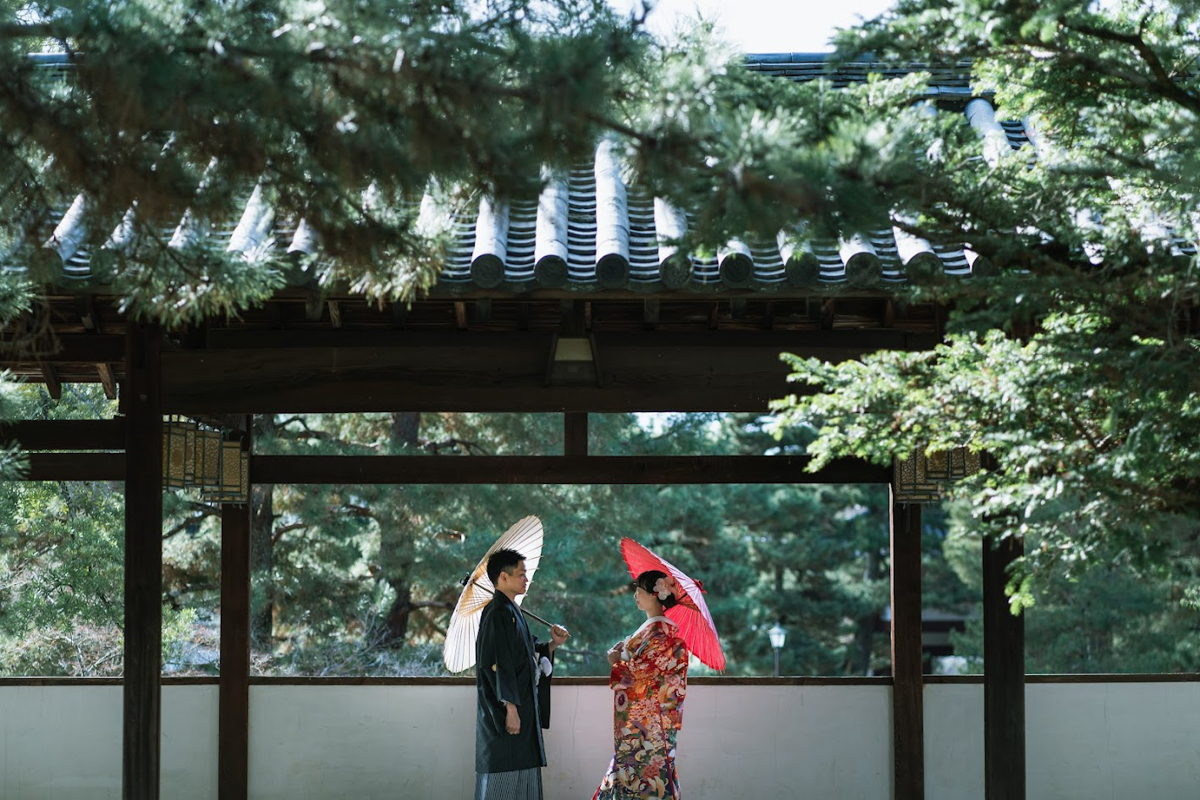 萬福寺前撮り「松に囲まれた回廊の中向き合う和装の二人」