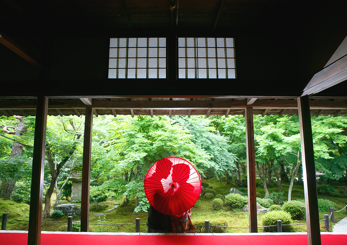 赤の和傘を使ったシルエットの前撮り写真