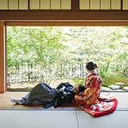 正寿院前撮りの縁側で膝枕