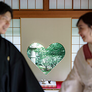 正寿院前撮りで新郎新婦越しの猪目窓